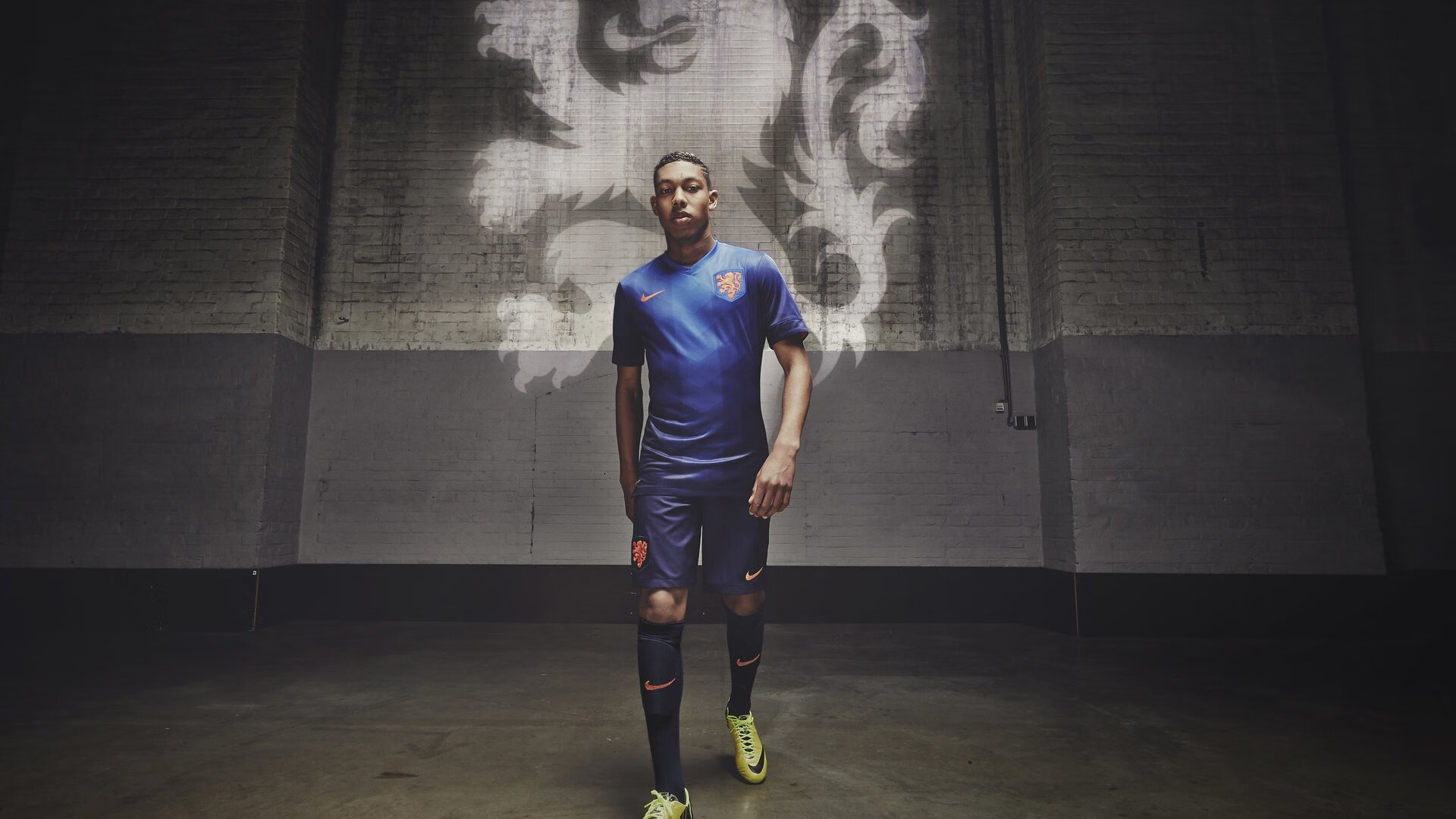 采纳绿色节能理念，建设低碳绿色足球场，绿色节能设施